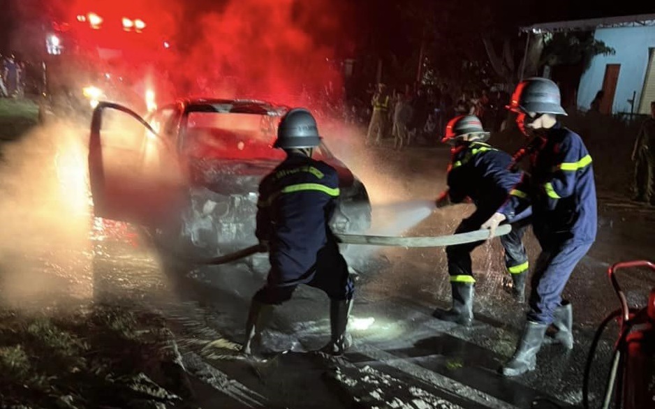 Nghệ An: Ô tô đang chạy bỗng bốc cháy, 3 người may mắn thoát thân