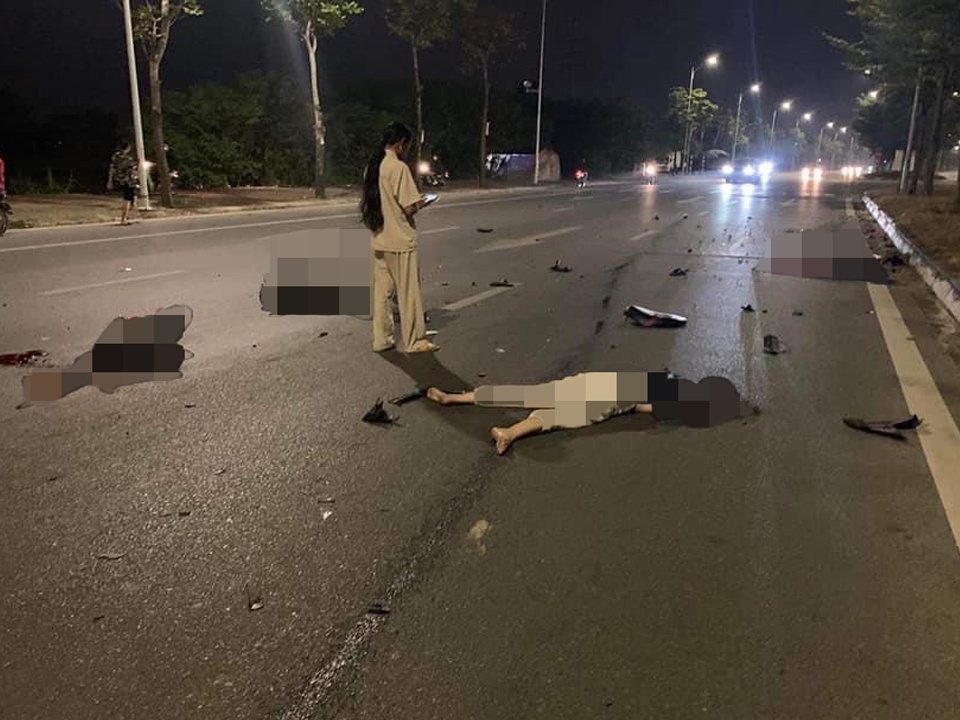 4 nạn nhân văng giữa đường sau vụ tai nạn ở Hà Nội - Ảnh 1.