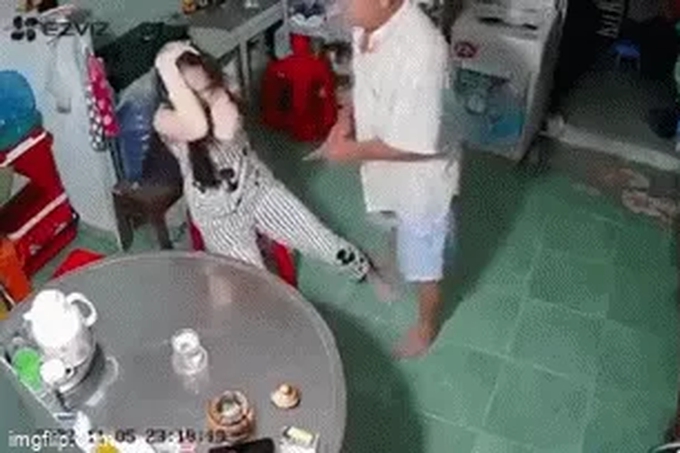 Con g&aacute;i 17 tuổi bị cha đ&aacute;nh tới tấp v&igrave; đi chơi về muộn - 1