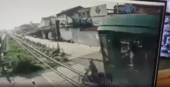 Đ&ocirc;i vợ chồng thương vong v&igrave; cố băng qua đường sắt: Nhanh 1 ph&uacute;t &acirc;n hận cả đời - Ảnh 4.