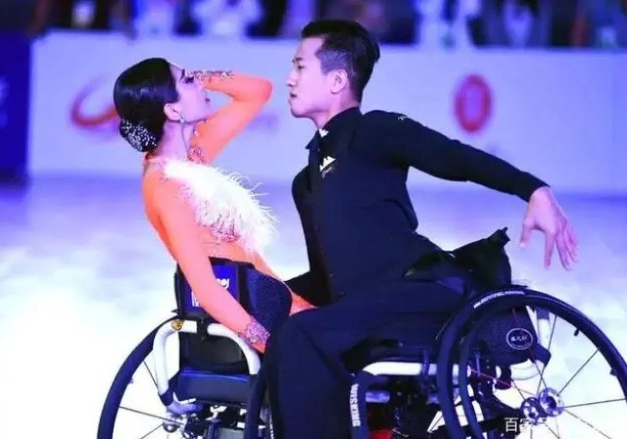 Chuyện tình cặp vũ công ngồi xe lăn nổi tiếng ở Trung Quốc - Ảnh 1.