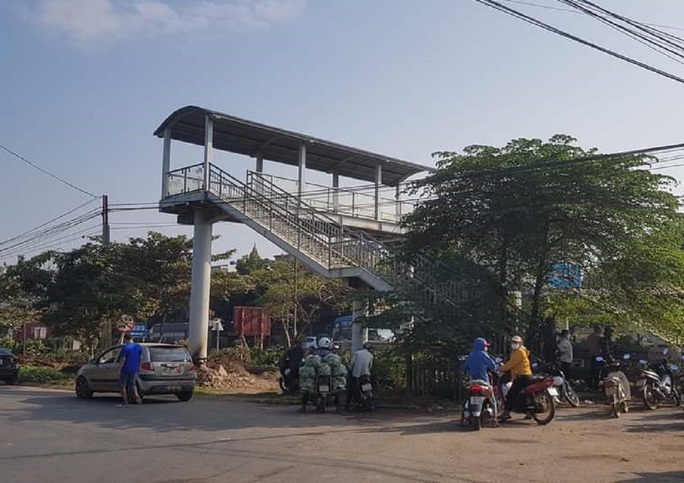 Đ&ocirc;i vợ chồng thương vong v&igrave; cố băng qua đường sắt: Nhanh 1 ph&uacute;t &acirc;n hận cả đời - Ảnh 2.