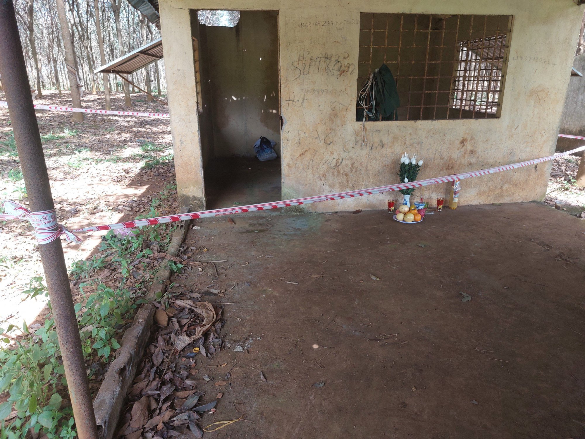 Người d&acirc;n t&aacute; hỏa trước cảnh tượng b&ecirc;n trong ch&ograve;i ở B&igrave;nh Phước - Ảnh 1.