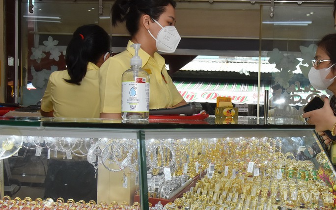 Giá vàng hôm nay 11/11: Tăng dựng đứng