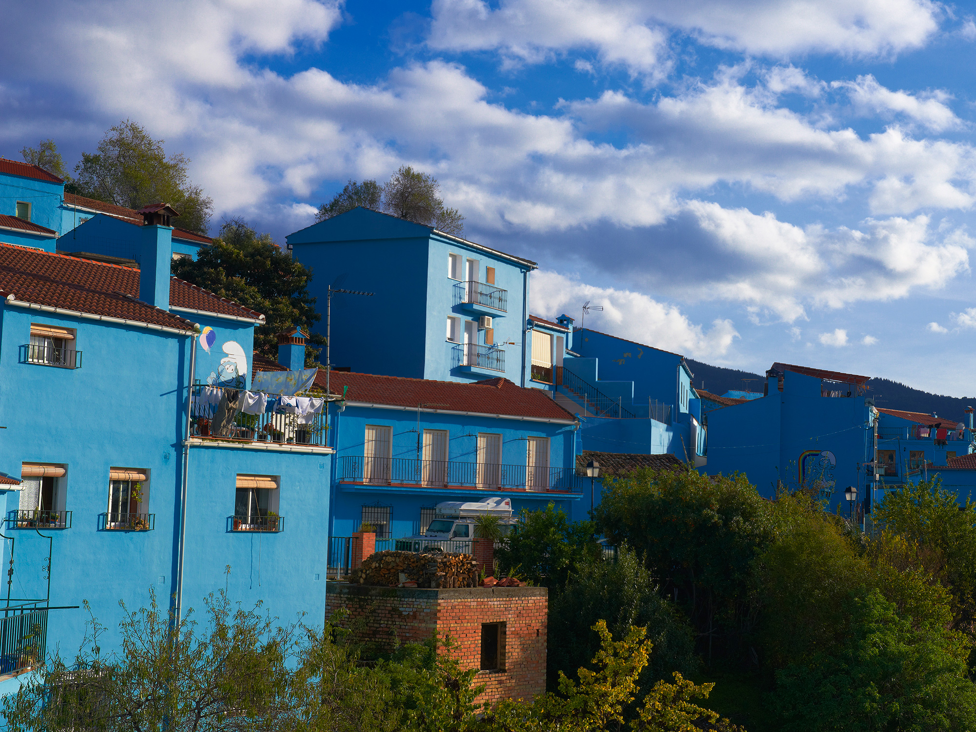 Ngôi làng &quot;Xì trum&quot; toàn màu xanh ở Tây Ban Nha - Ảnh 3.