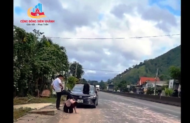 CLIP: Người đ&agrave;n &ocirc;ng đạp v&agrave;o đầu phụ nữ giữa đường đ&ocirc;ng người, g&acirc;y phẫn nộ - Ảnh 1.