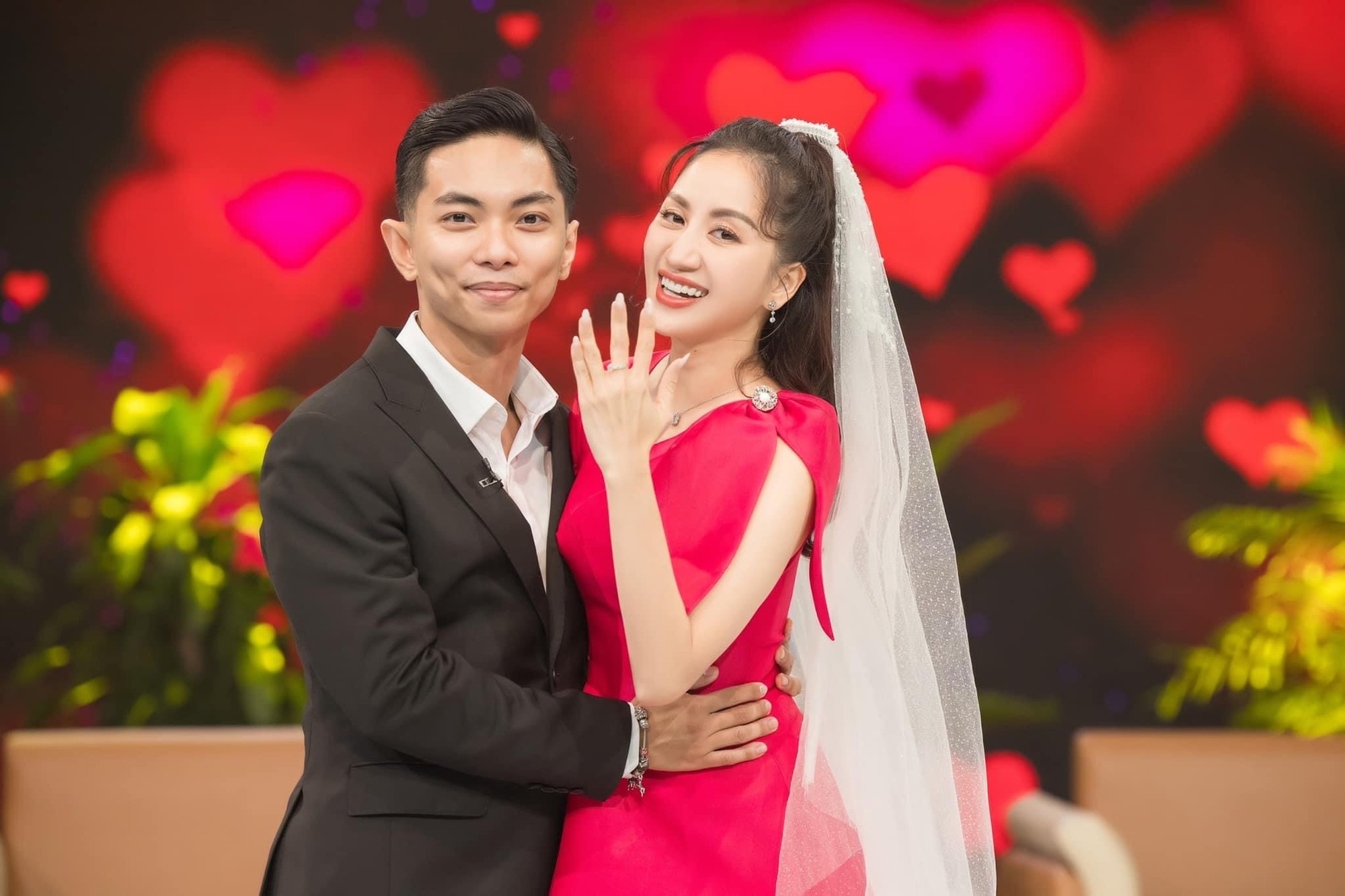 Phan Hiển ngọt ngào hôn Khánh Thi trước thềm đám cưới - Ảnh 3.