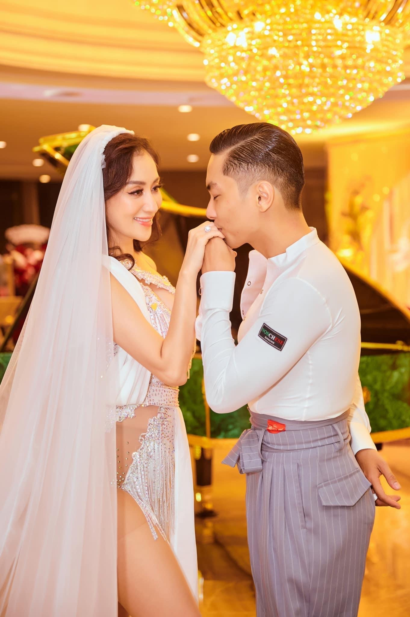 Phan Hiển ngọt ngào hôn Khánh Thi trước thềm đám cưới - Ảnh 4.
