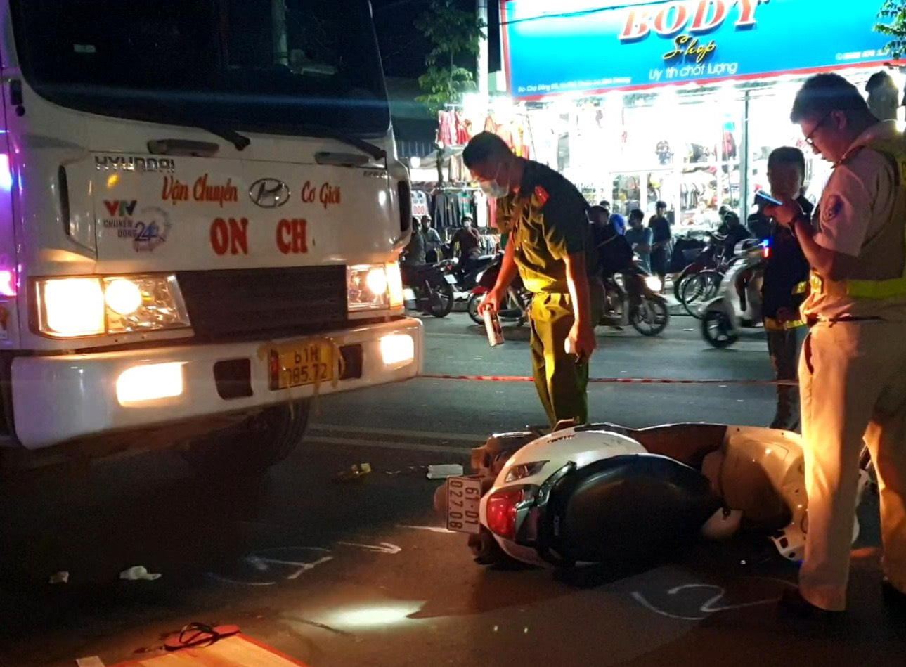 B&igrave;nh Dương: Người phụ nữ b&aacute;n cơm thiệt mạng sau c&uacute; va chạm với xe tải - Ảnh 1.