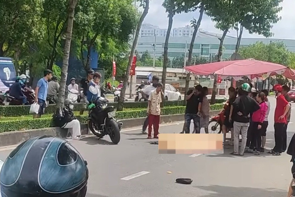 Người đ&agrave;n &ocirc;ng bị m&ocirc; t&ocirc; t&ocirc;ng văng 10 m&eacute;t, tử vong ở TP.HCM - Ảnh 1.