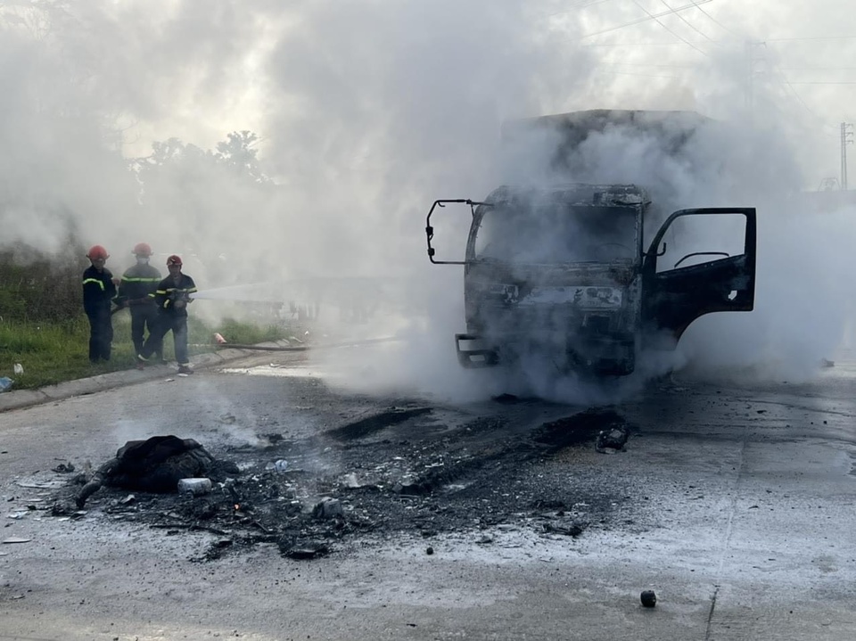 Ôtô tải bốc cháy sau va chạm với xe máy, 1 người bị thiêu tử vong - Ảnh 1.