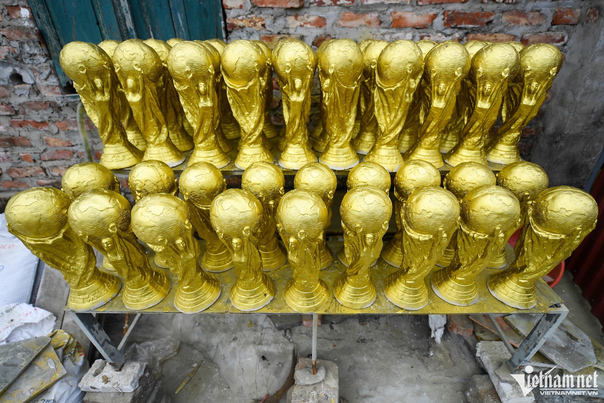 'Cup vàng thế giới' Qatar 2022 giá từ 70.000 đồng xuất hiện ở Hà Nội - Ảnh 4.