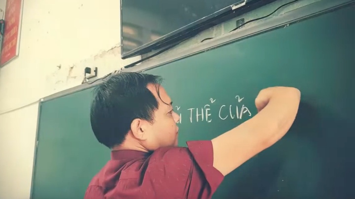 Video xúc động về tình cảm học trò dành cho người thầy bị dị tật đôi tay - 2