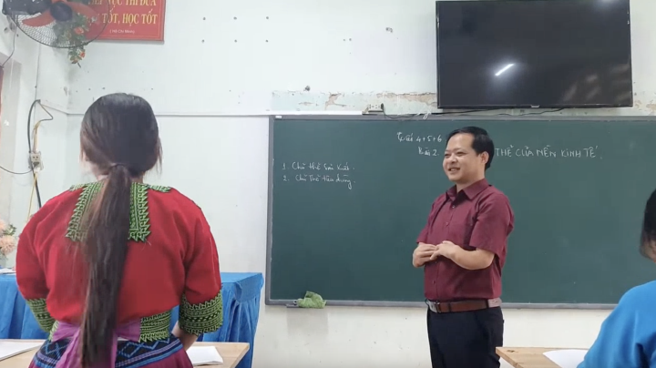 Video xúc động về tình cảm học trò dành cho người thầy bị dị tật đôi tay - 1
