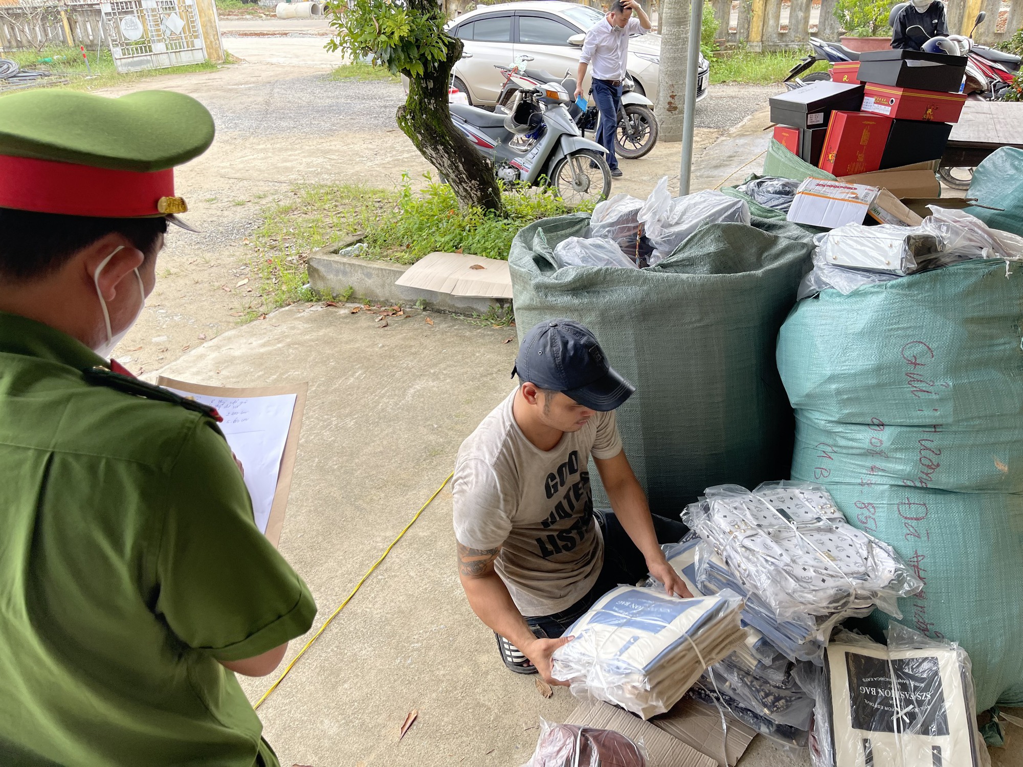 Liên tiếp phát hiện nhiều phương tiện vận chuyển hàng hóa không rõ nguồn gốc - Ảnh 3.