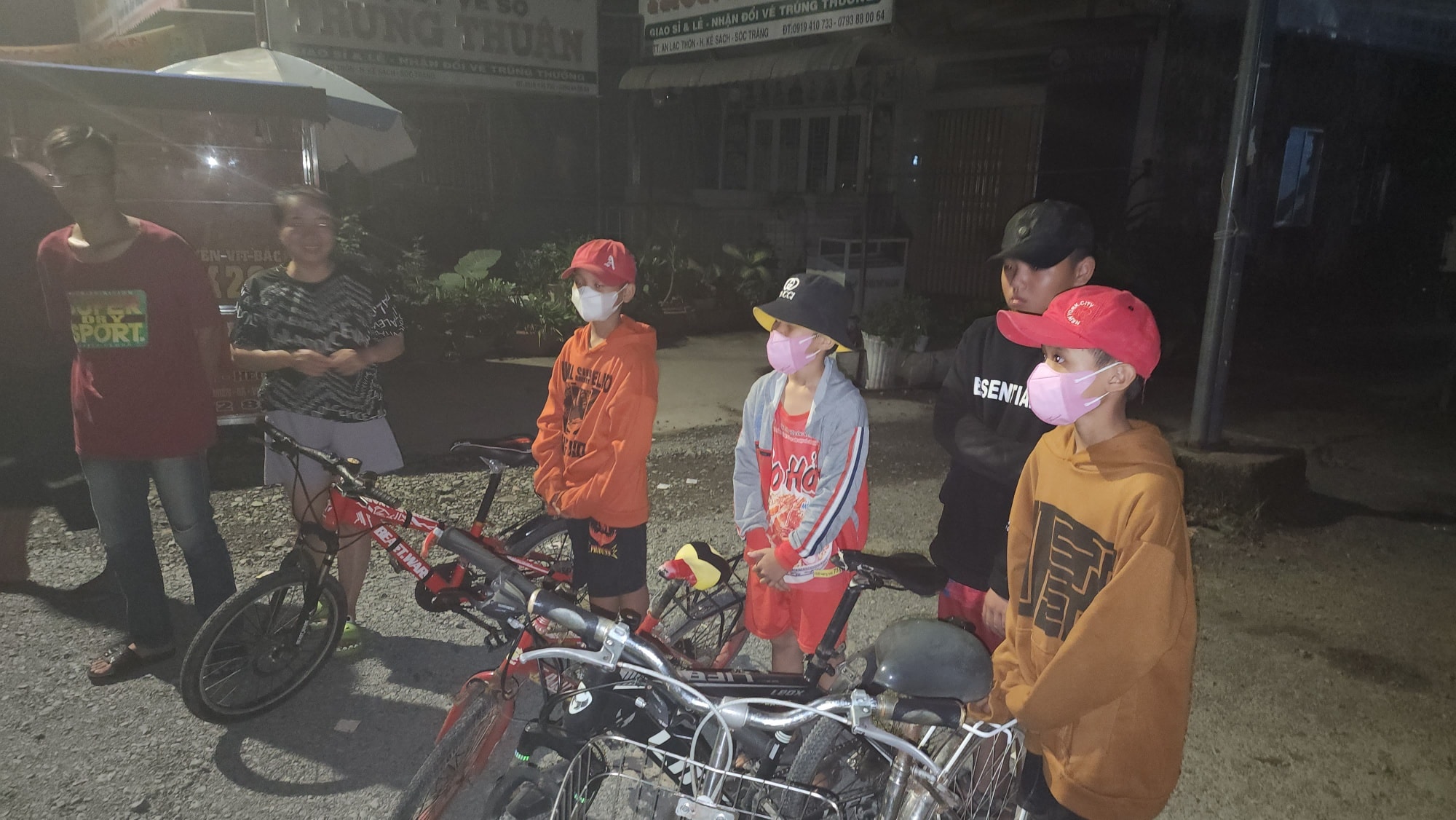 4 bé trai học lớp 5 ở Sóc Trăng dự định đạp xe hơn 200km tìm mẹ, mang theo cả cần để câu cá dọc đường - Ảnh 1.