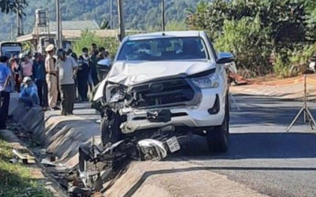 Xe ô tô của Trưởng công an va chạm với xe máy khiến 2 người tử vong
