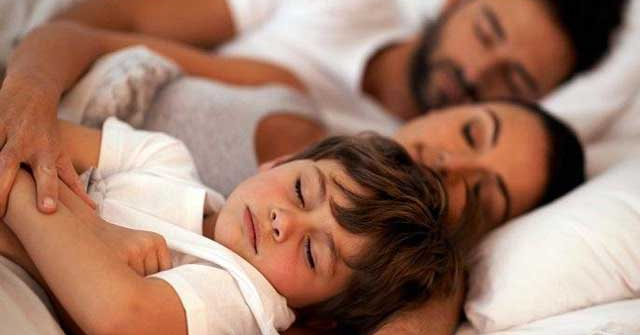 Trẻ nên ngủ với bố mẹ đến từ lứa tuổi này để tránh bị ảnh hưởng đến não bộ và dẫn đến hành vi xấu trong tương lai - Ảnh 1.