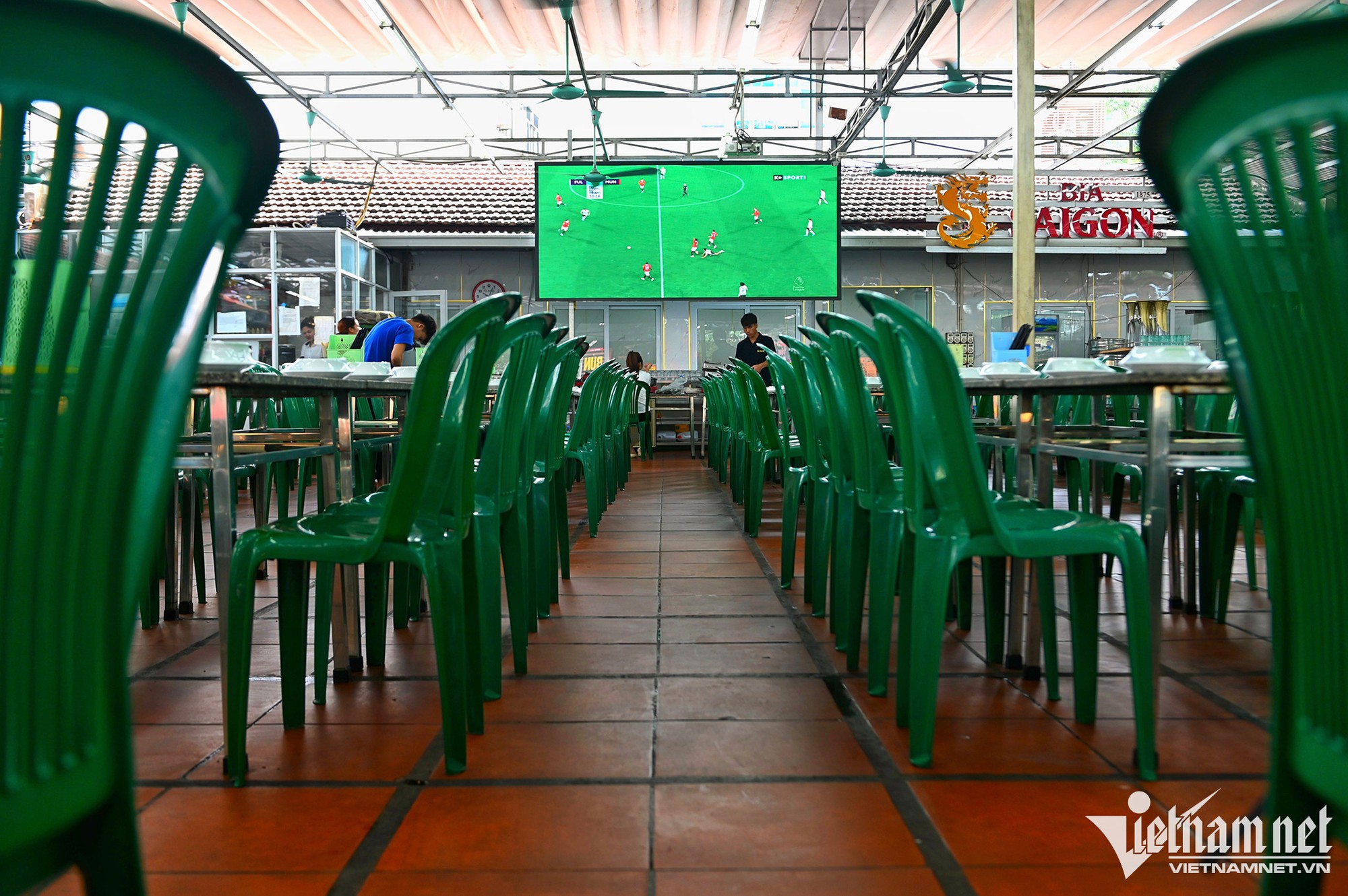 Các quán nhậu, hàng cà phê ở Hà Nội mời gọi khách đến xem World Cup - Ảnh 6.