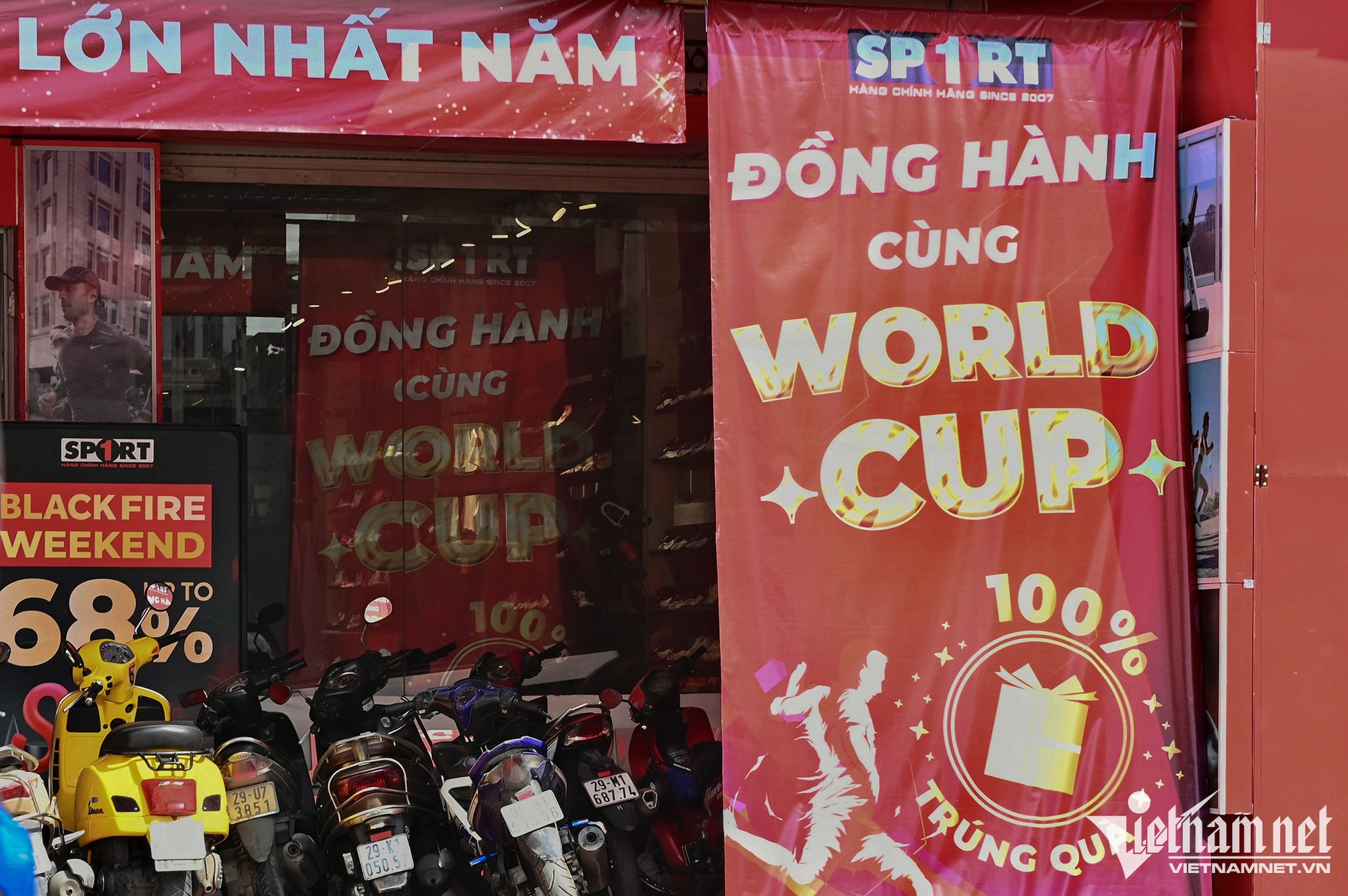 Các quán nhậu, hàng cà phê ở Hà Nội mời gọi khách đến xem World Cup - Ảnh 1.