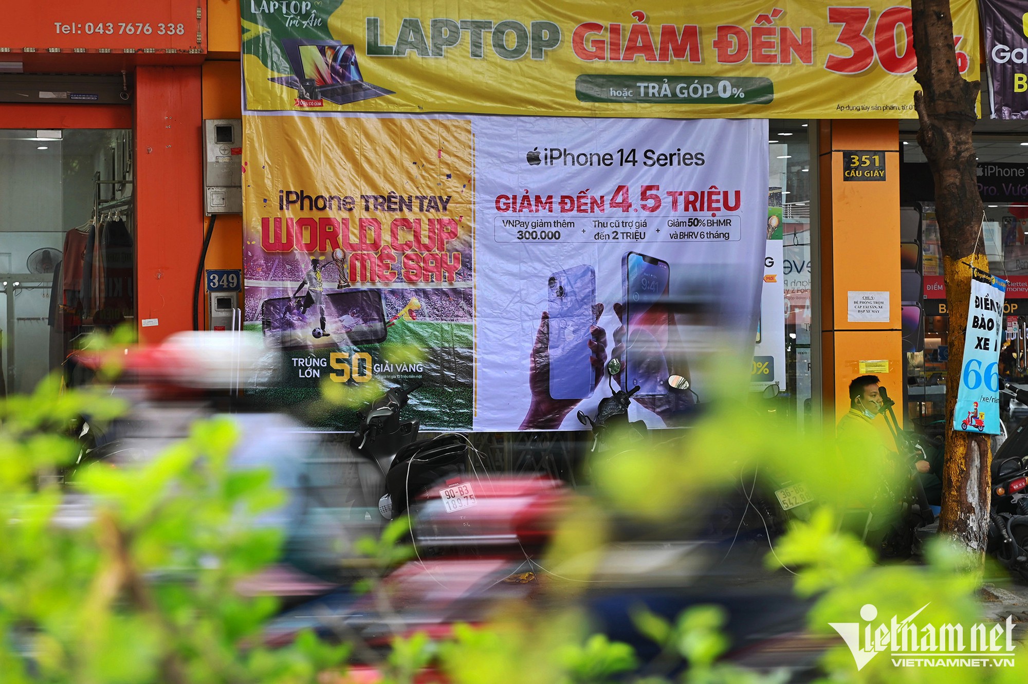Các quán nhậu, hàng cà phê ở Hà Nội mời gọi khách đến xem World Cup - Ảnh 2.