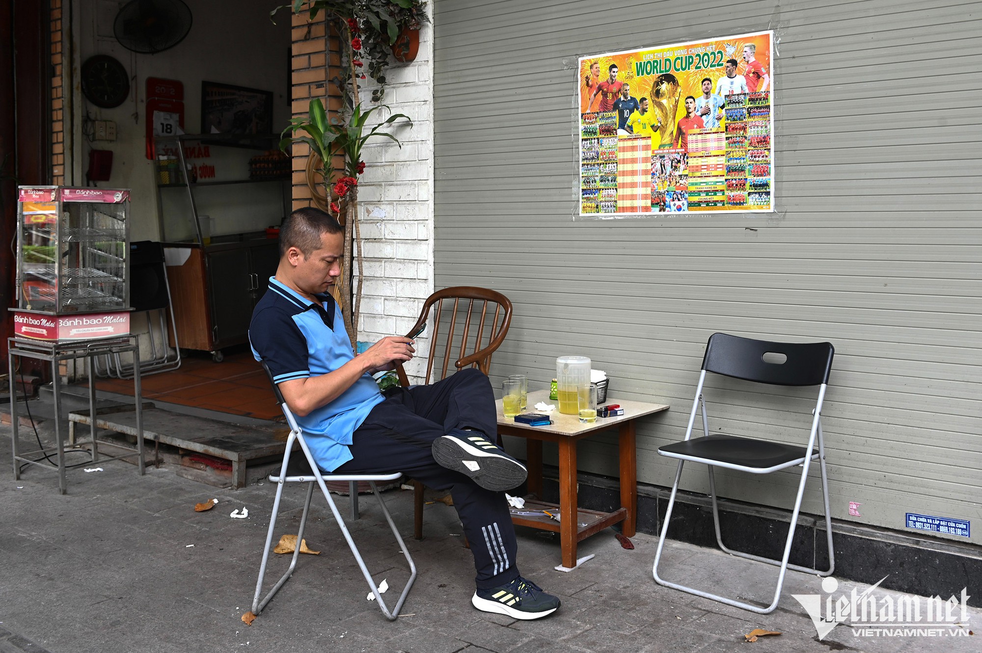 Các quán nhậu, hàng cà phê ở Hà Nội mời gọi khách đến xem World Cup - Ảnh 10.