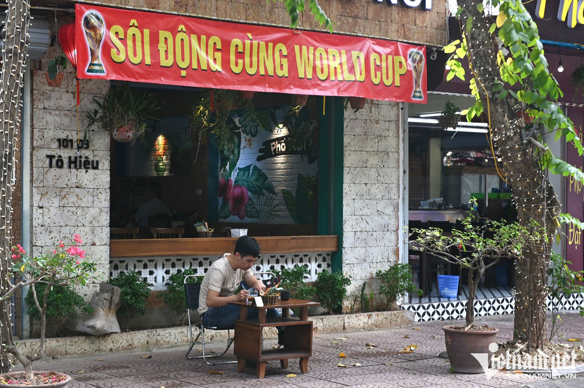 Các quán nhậu, hàng cà phê ở Hà Nội mời gọi khách đến xem World Cup - Ảnh 4.