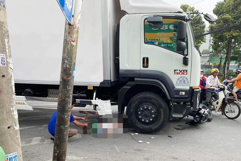 Người đàn ông thiệt mạng khi va chạm xe tải ở TP.HCM - Ảnh 1.