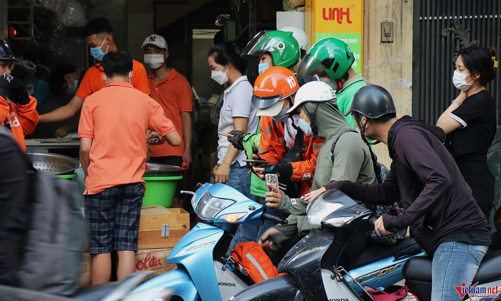 Người Việt 'nghiện' dịch vụ giao đồ ăn và mua hàng online - Ảnh 1.