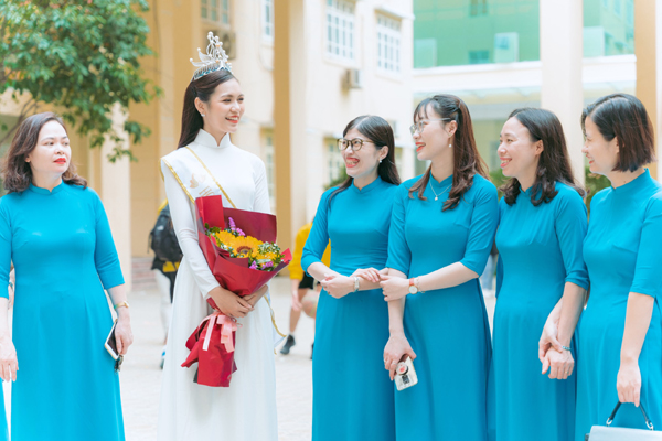 Kỳ Duyên - tân Hoa hậu Du lịch Việt Nam 2022 xúc động về thăm thầy cô nhân ngày 20/11 - Ảnh 4.
