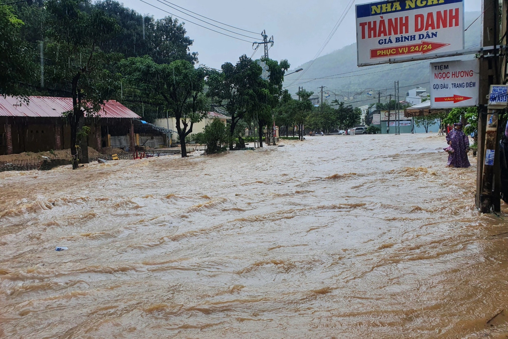 TP Quy Nhơn nước dâng cao cả mét, lũ cuốn trôi người và xe - Ảnh 1.