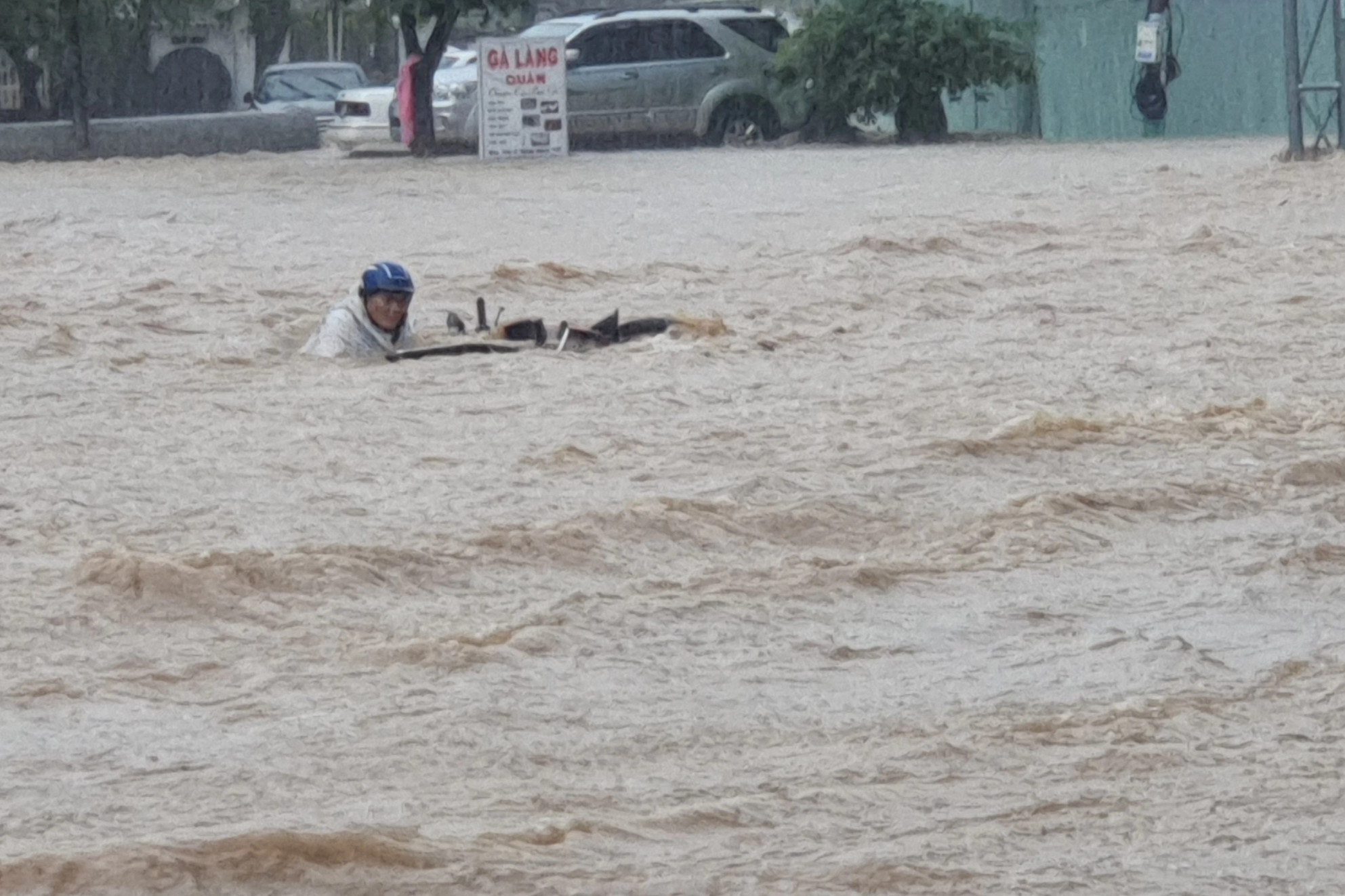 TP Quy Nhơn nước dâng cao cả mét, lũ cuốn trôi người và xe - Ảnh 3.