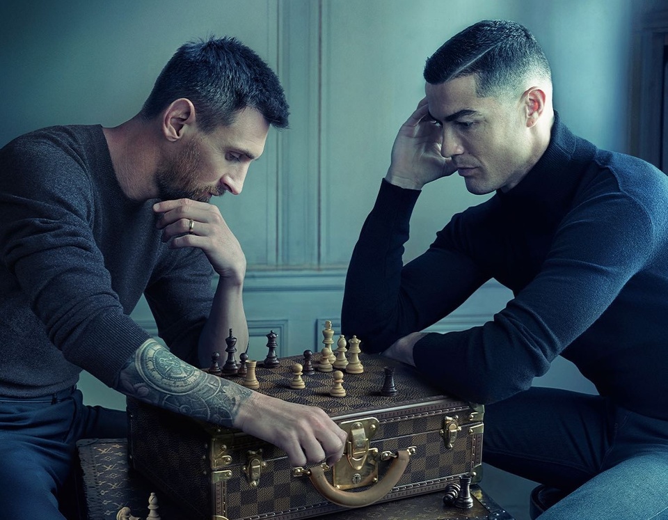 Sự thật gây sốc về bức hình Messi và Ronaldo cùng ngồi chơi cờ - Ảnh 2.