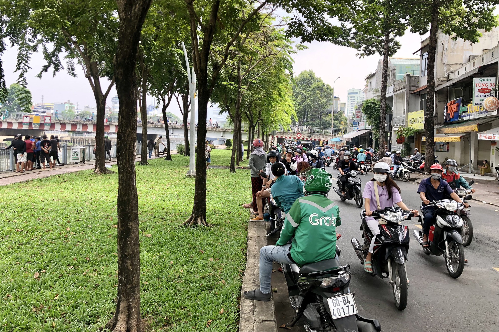 Hàng trăm người xem vớt thi thể áo xám trên kênh Nhiêu Lộc - Thị Nghè - Ảnh 2.