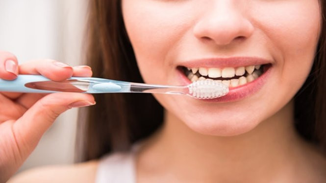 4 thói quen xấu hàng ngày ảnh hưởng tới hàm răng nhưng ít người quan tâm tới - Ảnh 1.