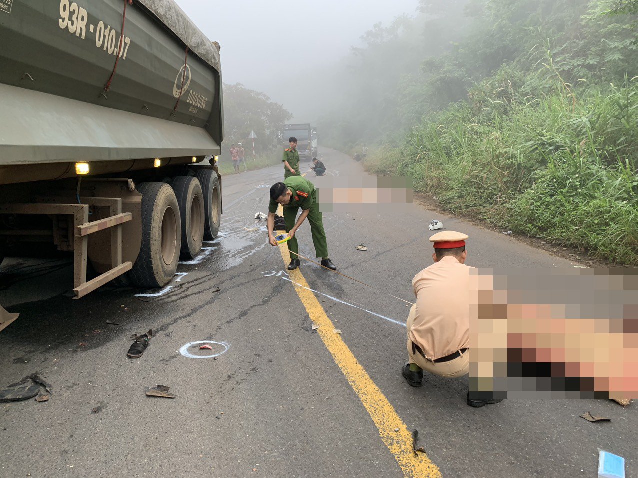 2 thiếu ni&ecirc;n tử nạn tr&ecirc;n đường đến Đ&agrave; Lạt thu nhỏ ở B&igrave;nh Phước - Ảnh 1.