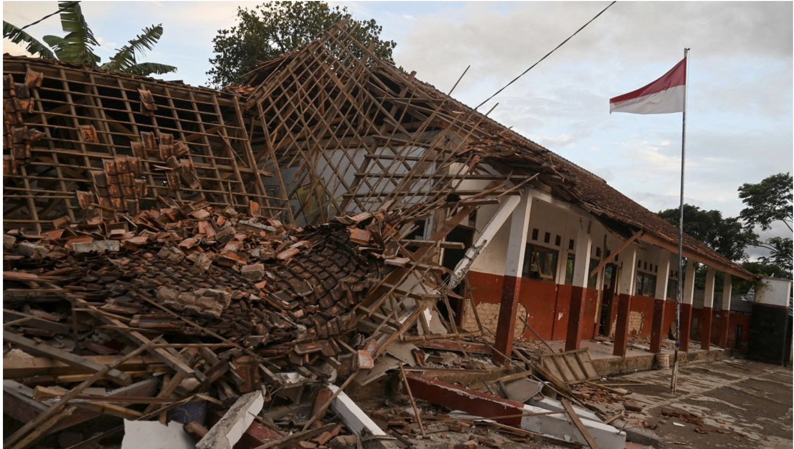 Động đất ở Indonesia khiến hơn 160 người thiệt mạng, phần lớn là trẻ em - Ảnh 1.