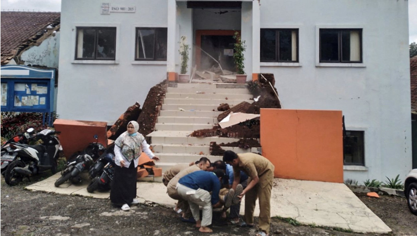 Động đất ở Indonesia khiến hơn 160 người thiệt mạng, phần lớn là trẻ em - Ảnh 2.