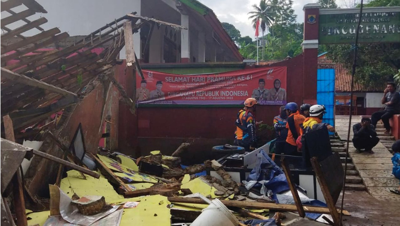 Động đất ở Indonesia khiến hơn 160 người thiệt mạng, phần lớn là trẻ em - Ảnh 3.