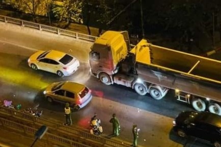 Đi v&agrave;o đường tr&ecirc;n cao, t&agrave;i xế xe m&aacute;y tử vong sau va chạm với xe bồn - Ảnh 1.