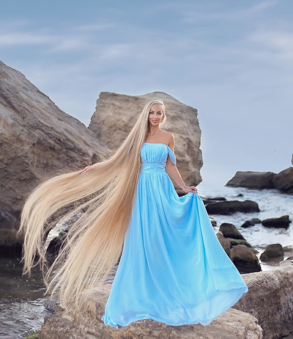 Bà mẹ Ukraine và hai con gái nuôi tóc dài như Rapunzel - Ảnh 2.