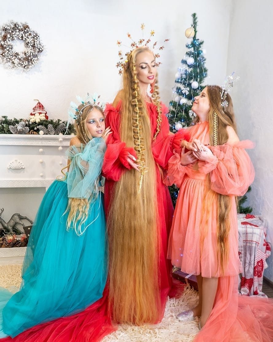 Bà mẹ Ukraine và hai con gái nuôi tóc dài như Rapunzel - Ảnh 3.