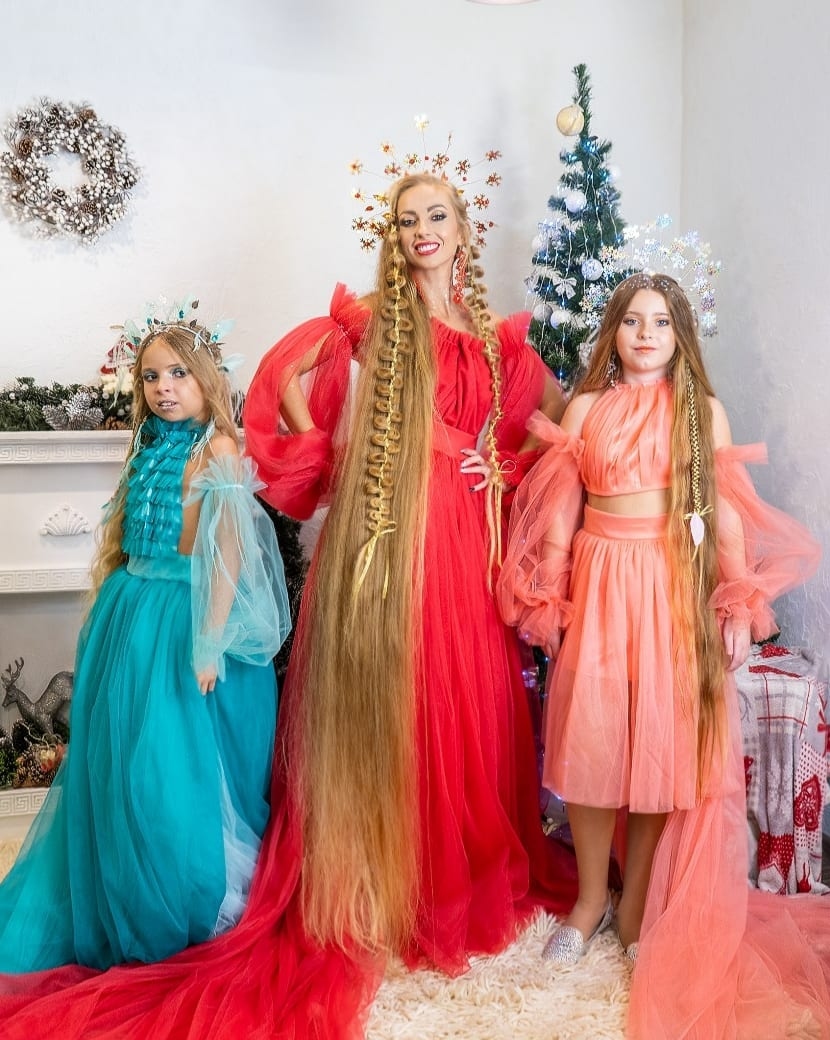 Bà mẹ Ukraine và hai con gái nuôi tóc dài như Rapunzel - Ảnh 4.