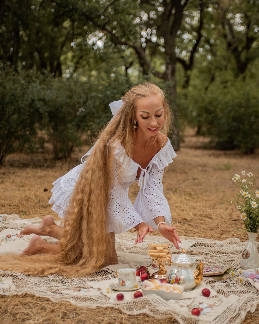 Bà mẹ Ukraine và hai con gái nuôi tóc dài như Rapunzel - Ảnh 6.