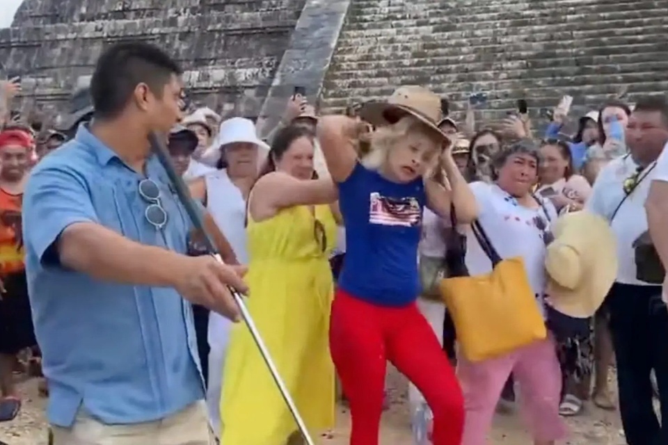 Đám đông ở Mexico đòi bắt giữ nữ du khách trèo lên di tích - Ảnh 1.