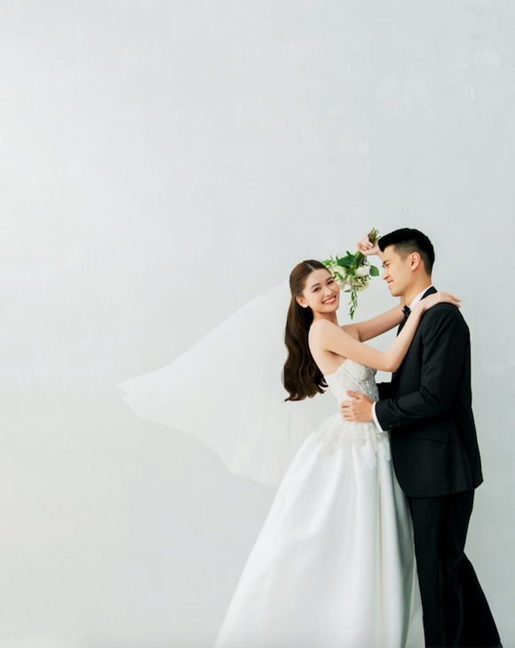 Hé lộ ảnh cưới, Á hậu Thùy Dung tiết lộ chuyện nhầm lẫn 'dở khóc dở cười' với chồng doanh nhân - Ảnh 2.