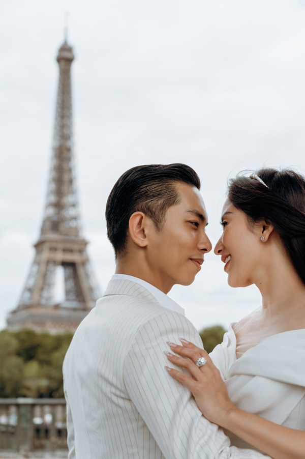 Paris với vẻ đẹp lộng lẫy, đầy sắc màu và lãng mạn, là một trong những địa điểm chụp ảnh cưới tuyệt vời. Bạn sẽ cảm nhận được sự thăng hoa của niềm tình yêu khi trình diễn những bức ảnh cưới Pari lãng mạn và đẹp như trong mơ, mang đến cho bạn những kỉ niệm đáng nhớ trong cuộc đời của mình.