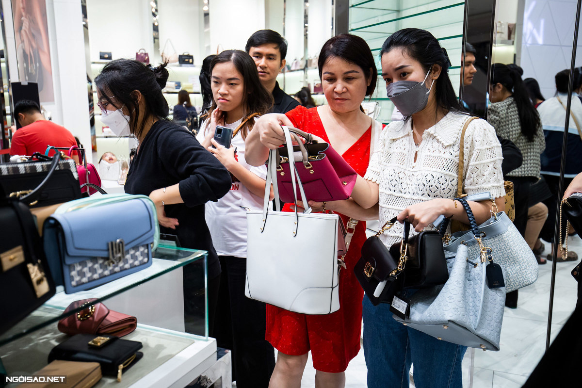 Chen chúc săn hàng hiệu giảm giá Black Friday - Ảnh 5.