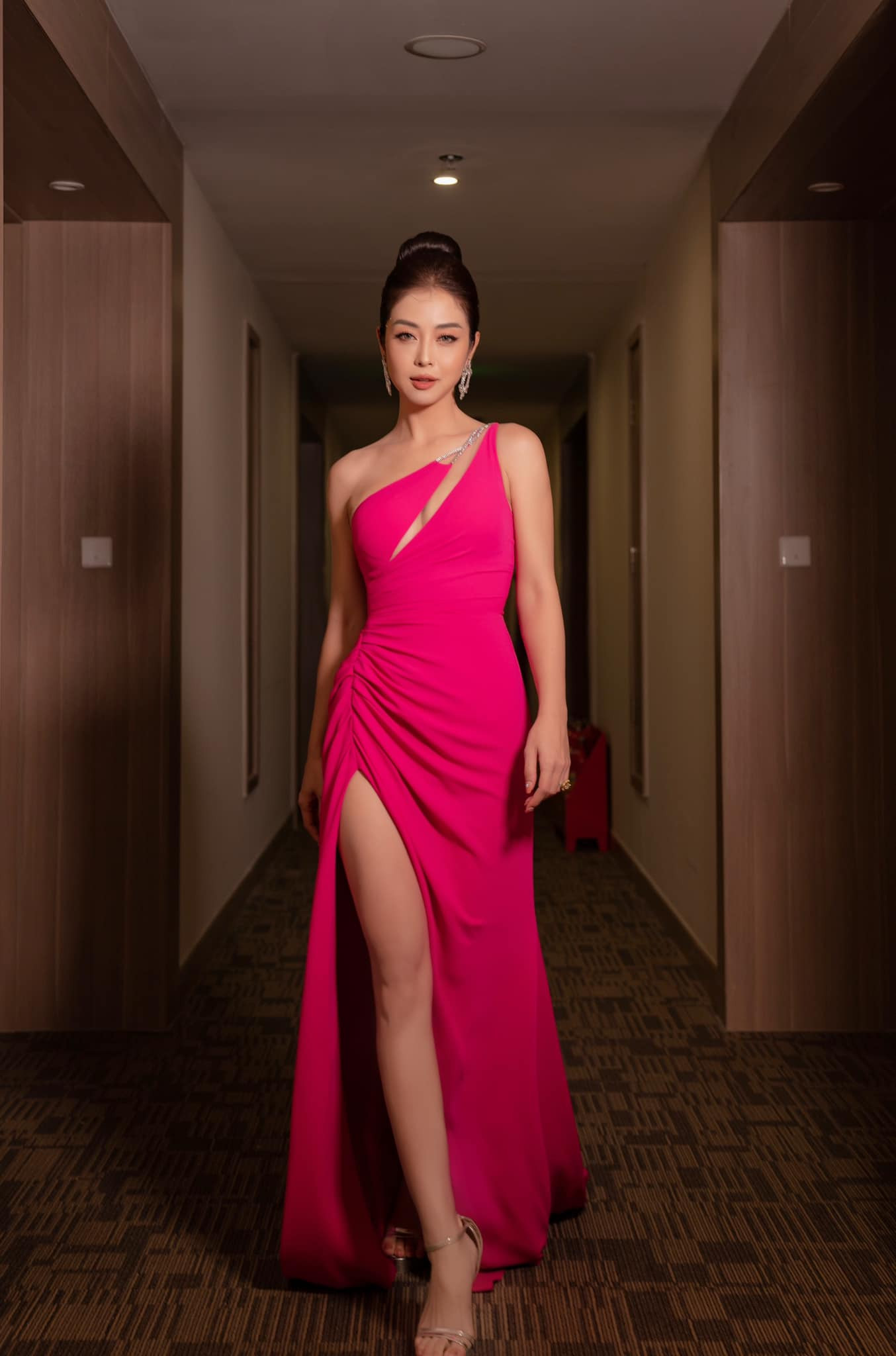 Nhan sắc khó cưỡng của Hoa hậu Jennifer Phạm ở tuổi 37 - Ảnh 13.