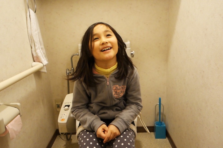 1/4 học sinh Nhật Bản bị táo bón vì nhịn đi vệ sinh tại trường - Ảnh 1.
